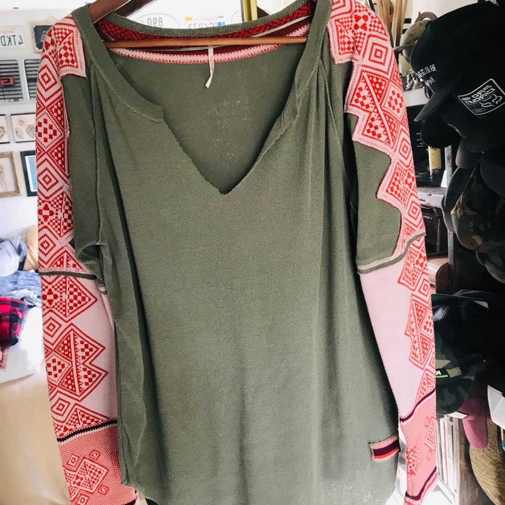 💚❤️✨FREE PEOPLE red and green patterned sweater